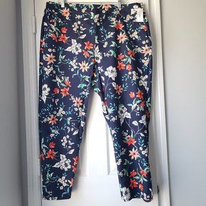 Roz & Ali Blue Foral Capris Pants